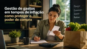Imagem editorial premium sobre gestão de gastos em tempos de inflação, mostrando mulher organizando finanças domésticas em ambiente moderno, com recibos, calculadora e compras de mercado ao fundo.